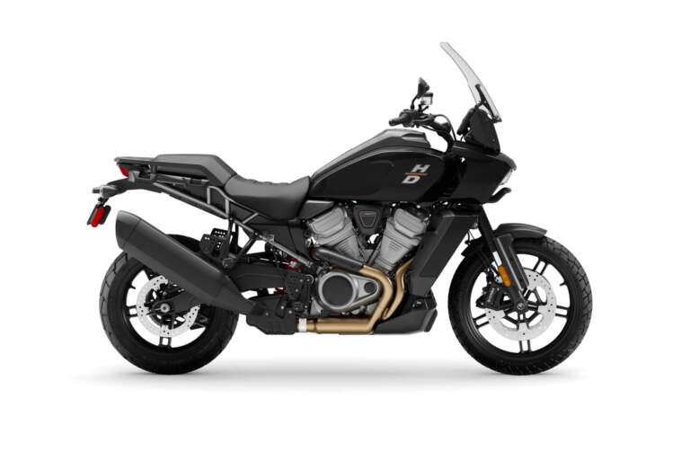 Die Harley-Davidson Pan America 1250 in der Farbe Vivid Black wird im Seitenprofil gezeigt, mit einem markanten Design und einem kraftvollen Motor.