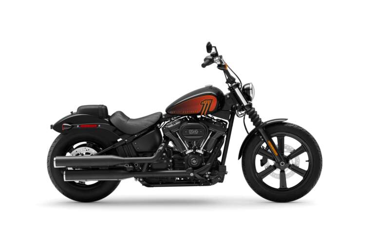 Das Bild zeigt ein Harley-Davidson 2022 Street Bob™ 114 in Schwarz und Orange, mit einem markanten minimalistischen Design und einer mittelhohen Sitzposition.