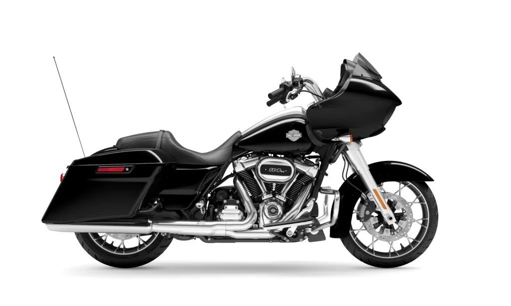 Die 2023 Road Glide Special präsentiert sich in elegantem Schwarz mit sportlichem Design und leistungsstarkem Motor.