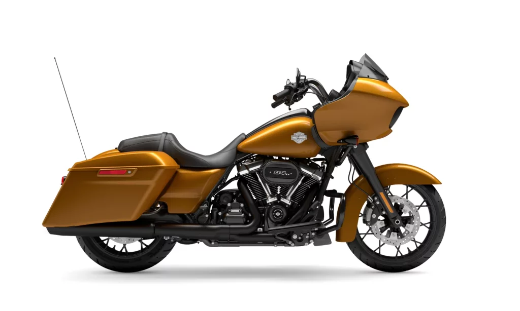Die Abbildung zeigt ein orangefarbenes Harley-Davidson Road Glide Special 2023 Motorrad im Profil.