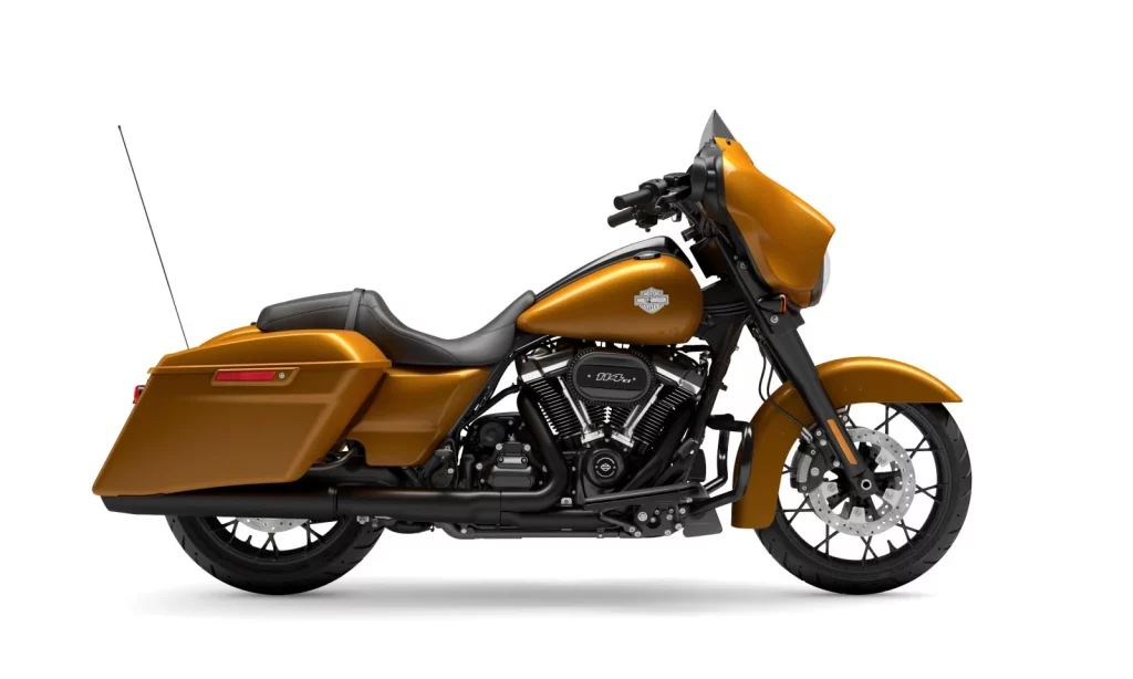 Das Bild zeigt ein orangefarbenes Harley-Davidson Street Glide Special Motorrad aus dem Jahr 2023, seitlich positioniert.