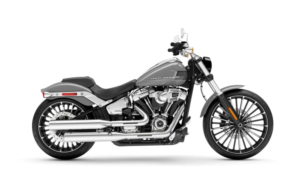 Die Harley-Davidson Breakout 117 ist ein kraftvolles Chopper-Motorrad mit einem markanten Design in Silber und Schwarz.