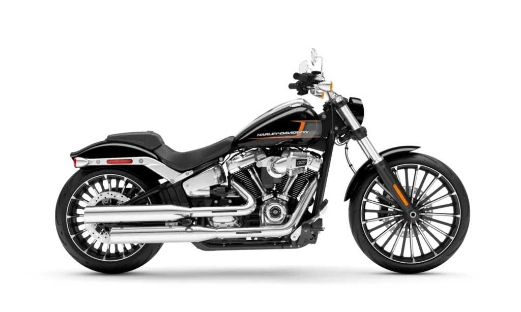 Die Harley-Davidson Breakout 117 ist ein stilvolles Cruiser-Motorrad mit einem glänzenden schwarzen Finish und markanten Chromakzenten.