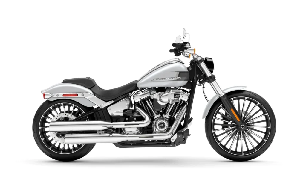 Die Abbildung zeigt das Harley-Davidson Motorrad Breakout 117 in silberner Farbe mit markanten geschliffenen Chromteilen und einem sportlichen Design.