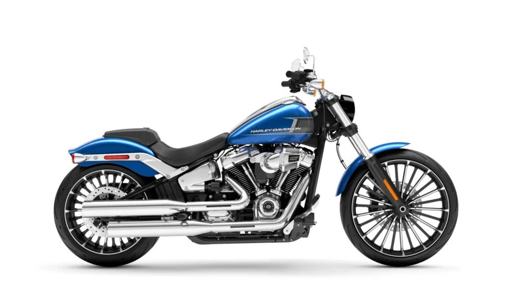 Die Harley-Davidson Breakout 117 in strahlendem Blau präsentiert sich seitlich mit einem kraftvollen Motor und sportlichen Details.