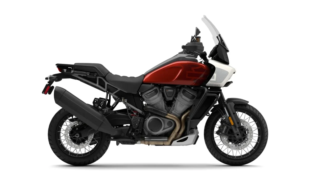 Das Bild zeigt die Harley-Davidson Pan America 1250 Special in seitlicher Ansicht, mit einem markanten Design in Schwarz und Rot sowie einem robusten Fahrwerk.