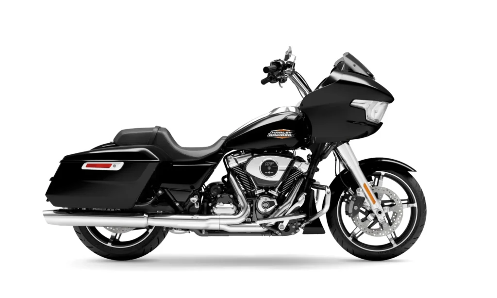 Das Bild zeigt eine schwarze Harley-Davidson Road Glide 2024 im Seitenprofil.