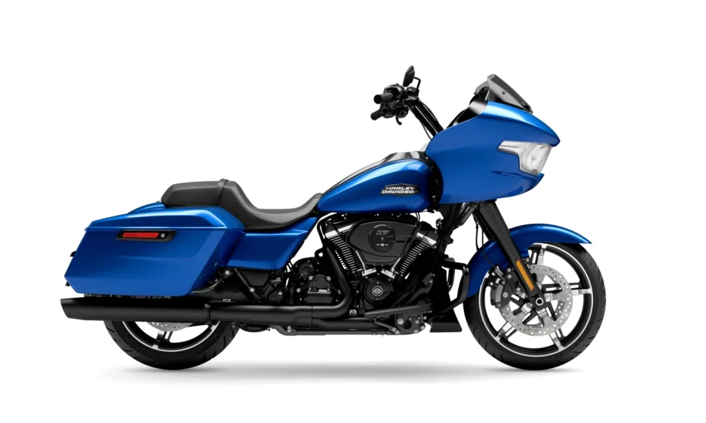 Die Harley-Davidson Road Glide 2024 in einem auffälligen blauen Farbton zeigt ein sportliches Design mit moderner Verkleidung und markantem Heck.