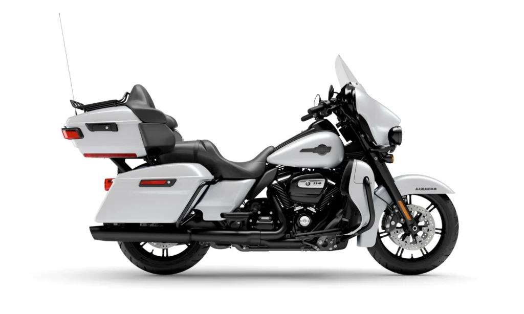 Das Bild zeigt ein Harley-Davidson Ultra Limited Motorrad in einem eleganten weißen Design.