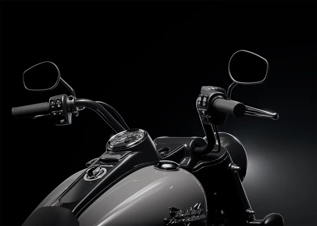 Detailaufnahme des Lenkers eines Harley-Davidson Freewheeler mit einer schwarzen Hintergrundbeleuchtung.
