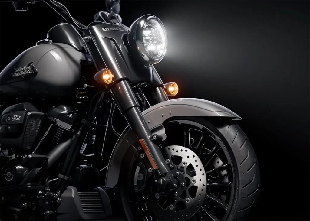 Nahaufnahme eines Harley-Davidson Motorrads mit einem eleganten, dunklen Design und auffälligen Lichtern.