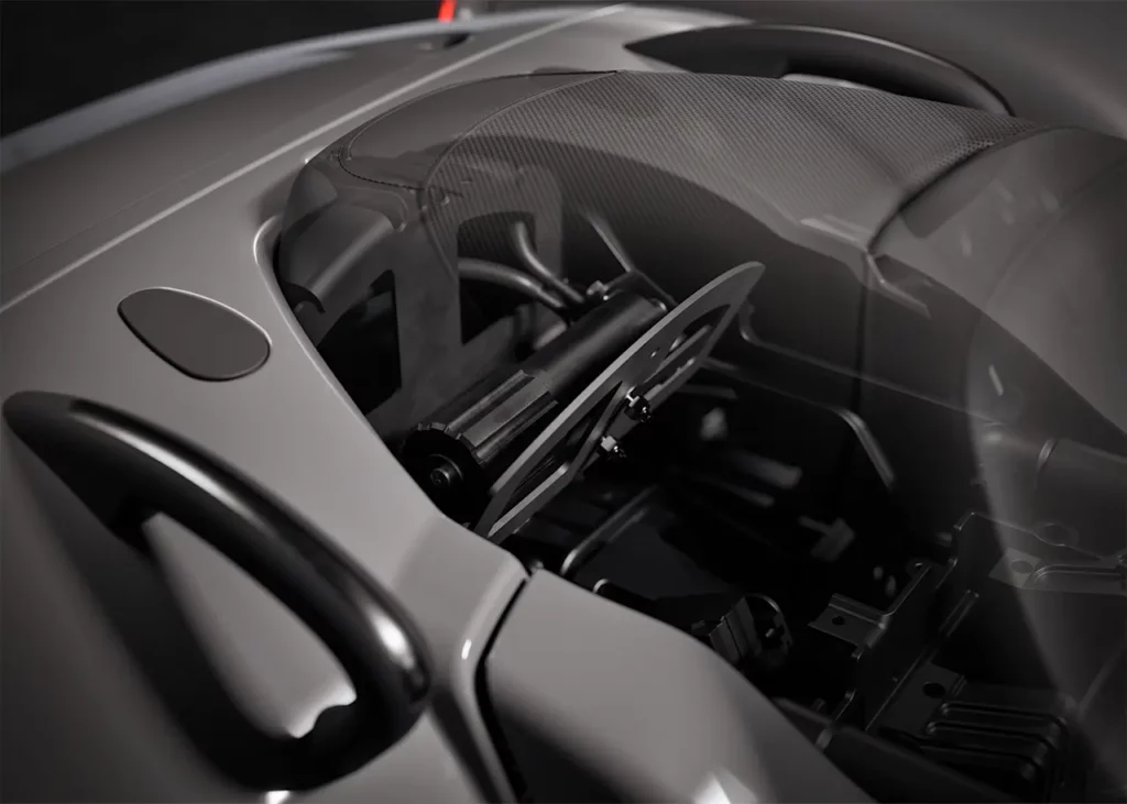 Detailansicht des Motorraums eines Harley-Davidson Freewheeler mit karbonisierten Elementen und technischer Ausstattung.