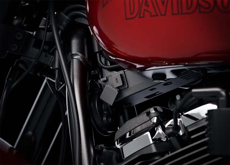 Detailaufnahme eines Harley-Davidson Motors mit Fokus auf technische Komponenten und Schriftzug.