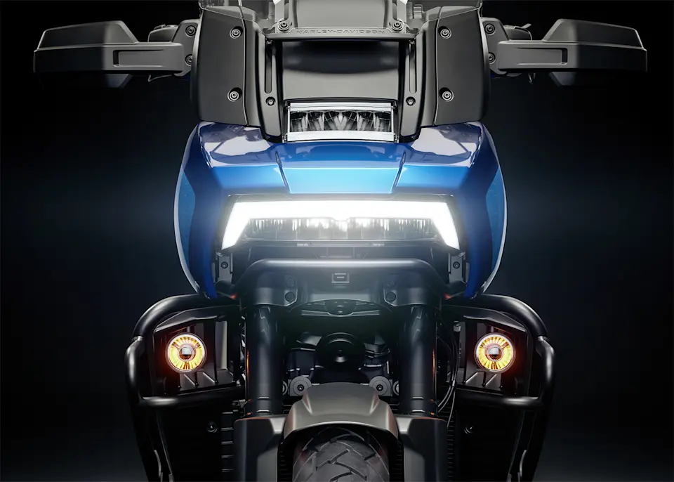 Frontansicht eines blauen Harley-Davidson Pan America Special mit markanten Scheinwerfern und LED-Beleuchtung.