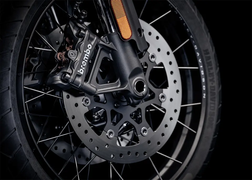 Nahaufnahme der Vorderradbremse einer Harley-Davidson Pan America Special mit Brembo-Bremssattel und breiter Felge.