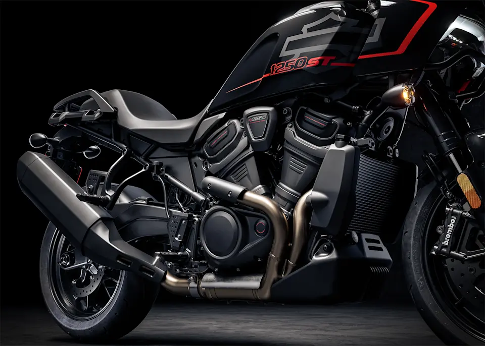 Detailaufnahme eines Harley-Davidson Pan America 1250 ST Motorrads aus dem Jahr 2025 auf schwarzem Hintergrund.