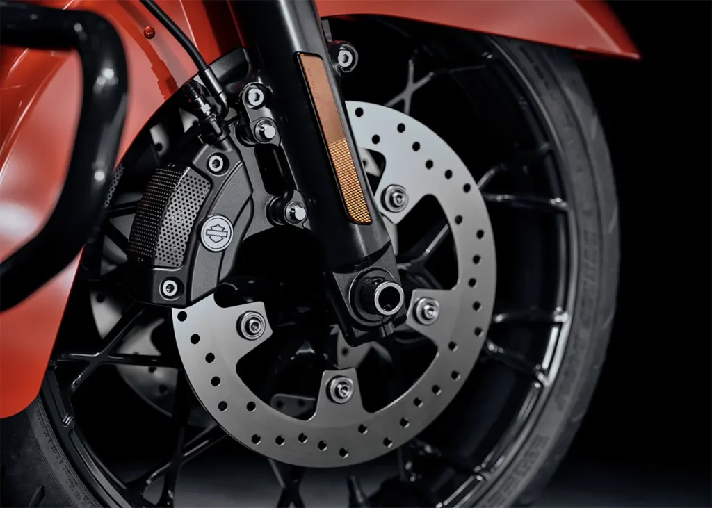 Nahaufnahme des Vorderrads einer Harley-Davidson Road King Special mit Bremsscheibe und Bremszange.
