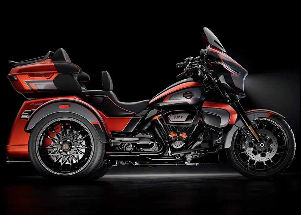 Harley-Davidson 2026 CVO Street Glide 3 in Schwarz-Rot.