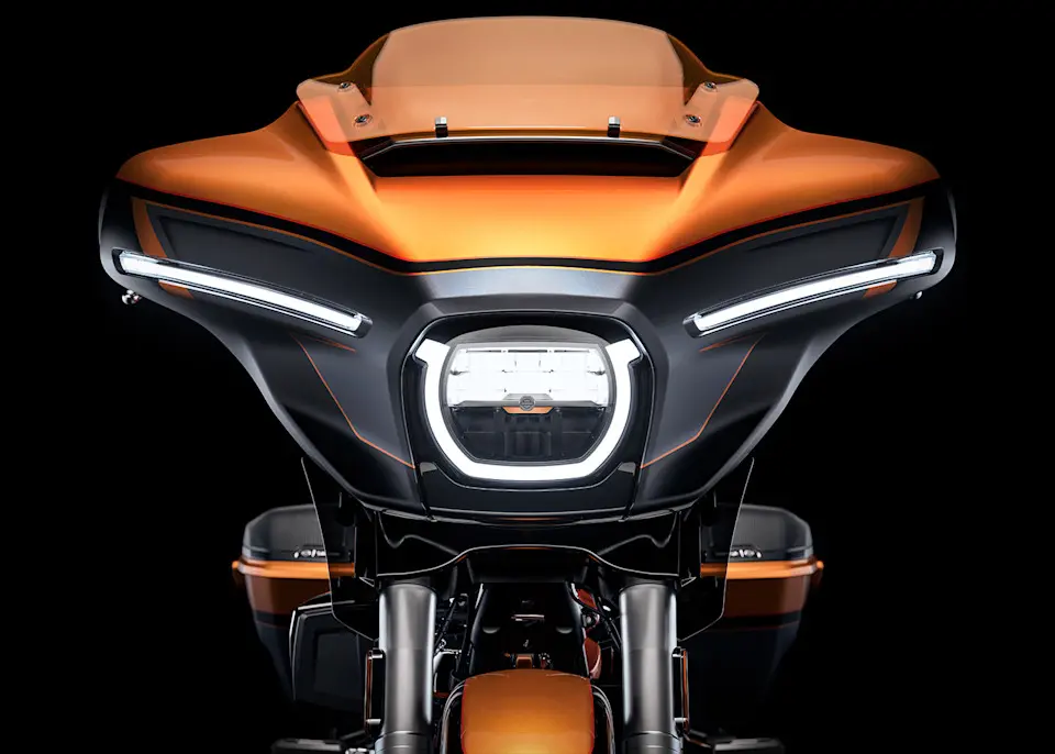 Harley-Davidson CVO Street Glide 2026 Frontansicht mit Beleuchtung