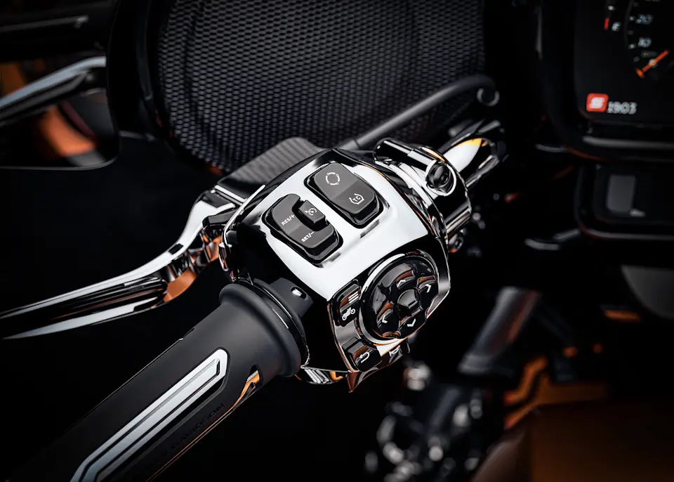 Harley-Davidson CVO Street Glide Lenkersteuerung im Detail.