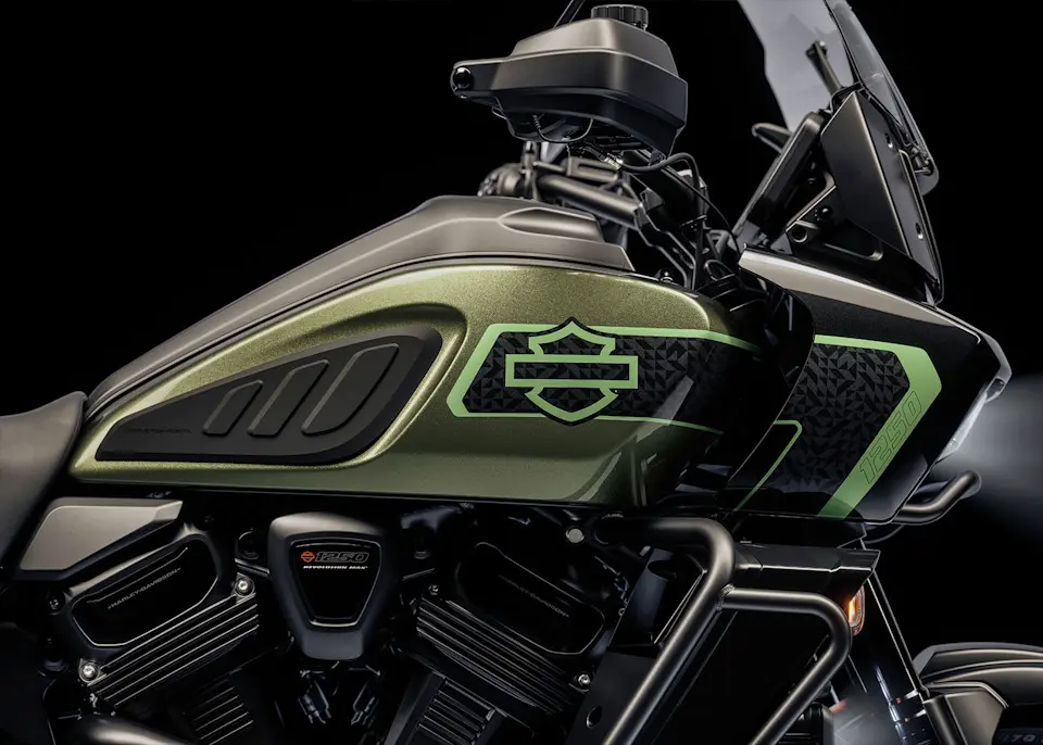 Harley-Davidson Pan America Limited 2026 mit eleganten Grafiken.