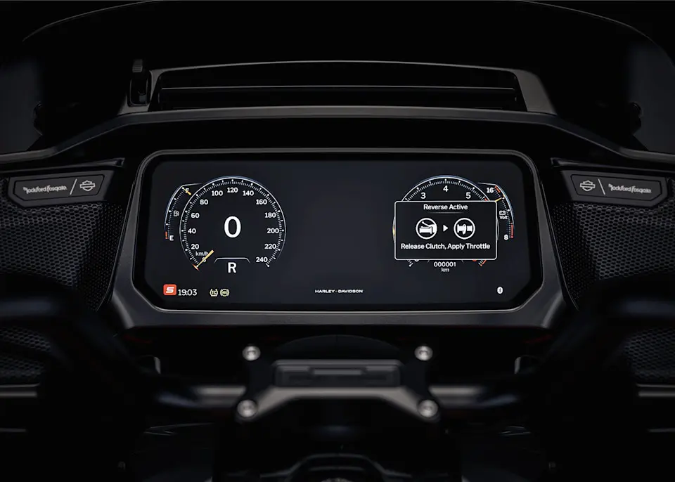 Harley-Davidson Road Glide 3 Instrumententafel mit Rückfahrmodus.
