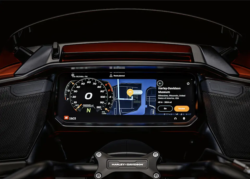Harley-Davidson Road Glide 3 Cockpit mit Skyline Hintergrund.