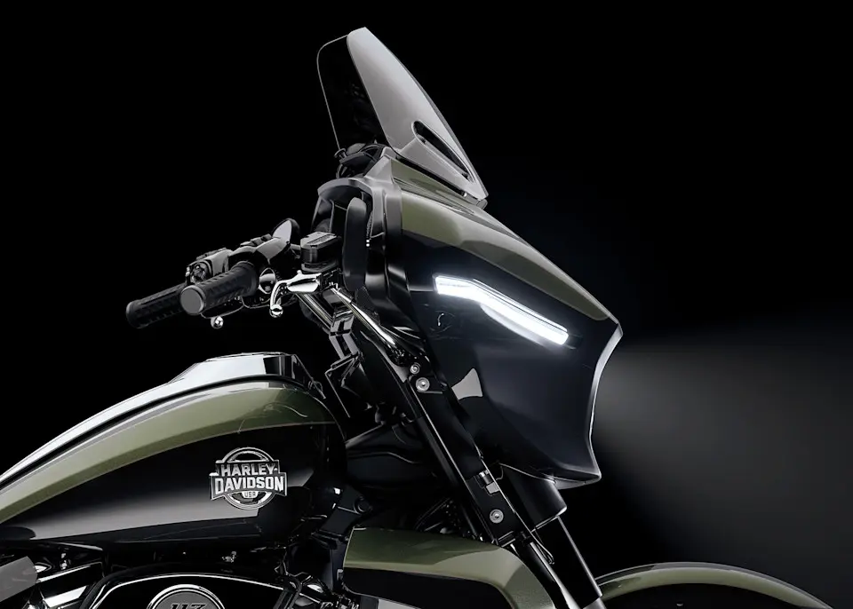 Harley-Davidson 2026 Street Glide 3 in eleganter Beleuchtung.