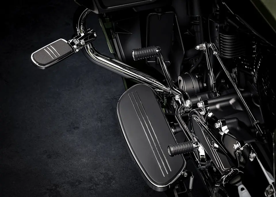 Harley-Davidson 2026 Street Glide 3 Fußrasten und Schalter.