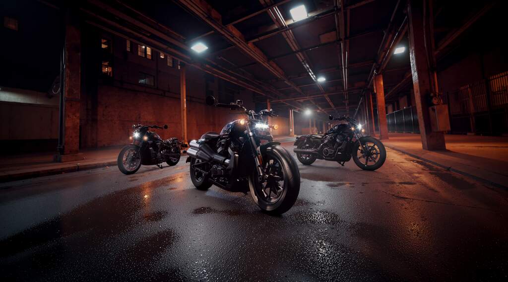 Die neuen Harley-Davidson 2026 Sport Modelle zusammen aufgestellt in einer Kulisse bei Nacht auf der Straße