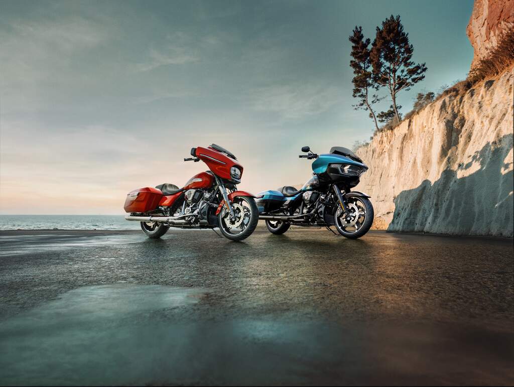 Die neuen Harley-Davidson 2026 Touring Modelle zusammen aufgestellt in einer Kulisse am Meer vor einer Steilküste