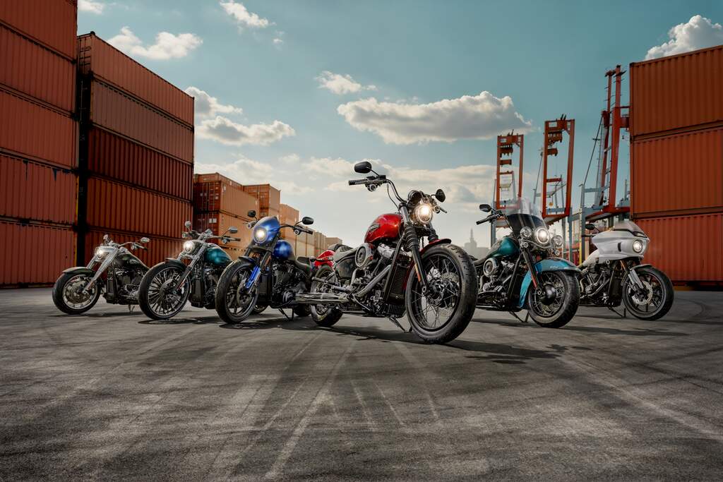 Die neuen Harley-Davidson 2026 Cruiser Modelle zusammen aufgestellt in einer Kulisse zwischen Hafencontainern
