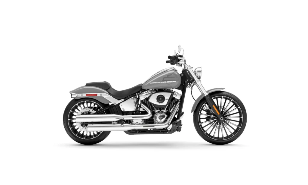 Das Bild zeigt ein Harley-Davidson Breakout Motorrad in der Farbe Billiard Gray mit verchromten Akzenten.