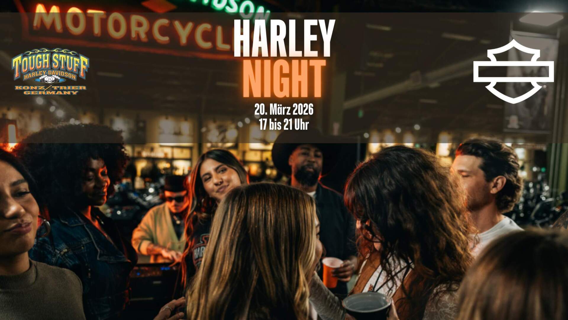mehrere Personen feiern abends bei einer Harley Night in einem Harley-Davidson Store