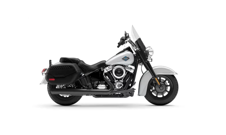 Das Bild zeigt eine Harley-Davidson Heritage Classic 2025 in Finish Black und White Onyx Pearl mit Cast-Rädern.