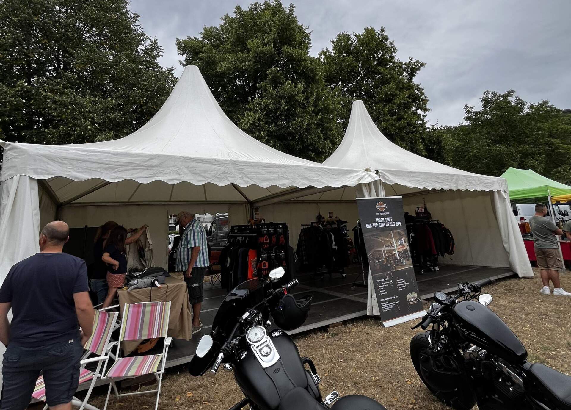 Ein Foto von einem Verkaufszelt auf einem Weinfest
