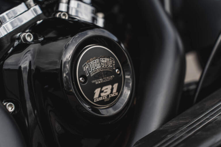 Nahaufnahme eines Harley-Davidson Motorradmotors mit dem „Tough Stuff“ Logo und der Bezeichnung „131 cubic inch“.