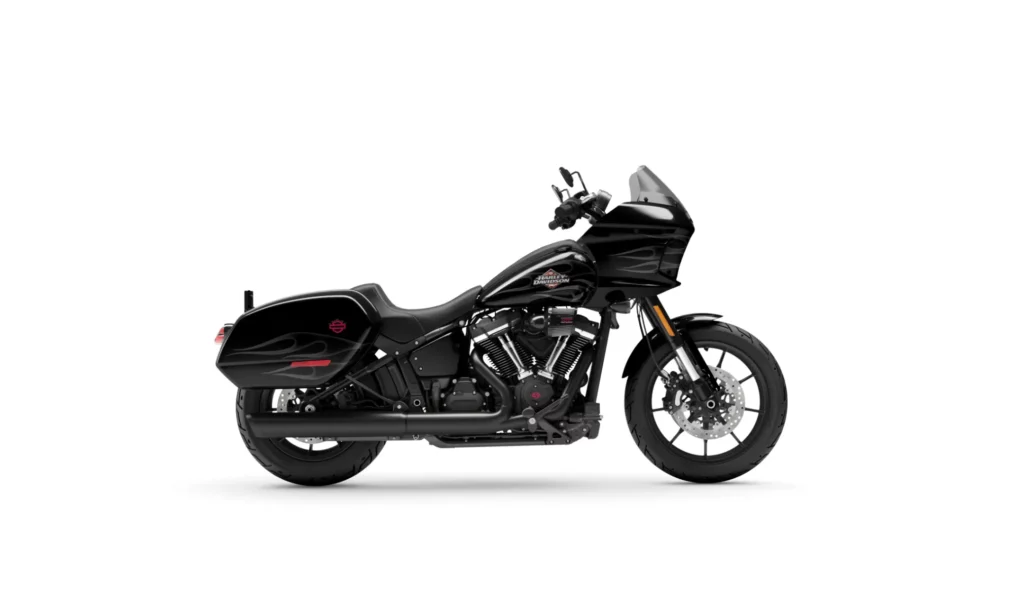Die Harley-Davidson Low Rider ST in der Farbe Midnight Firestorm zeigt ein sportliches Design mit einer dunklen Karosserie und markanten Linien.
