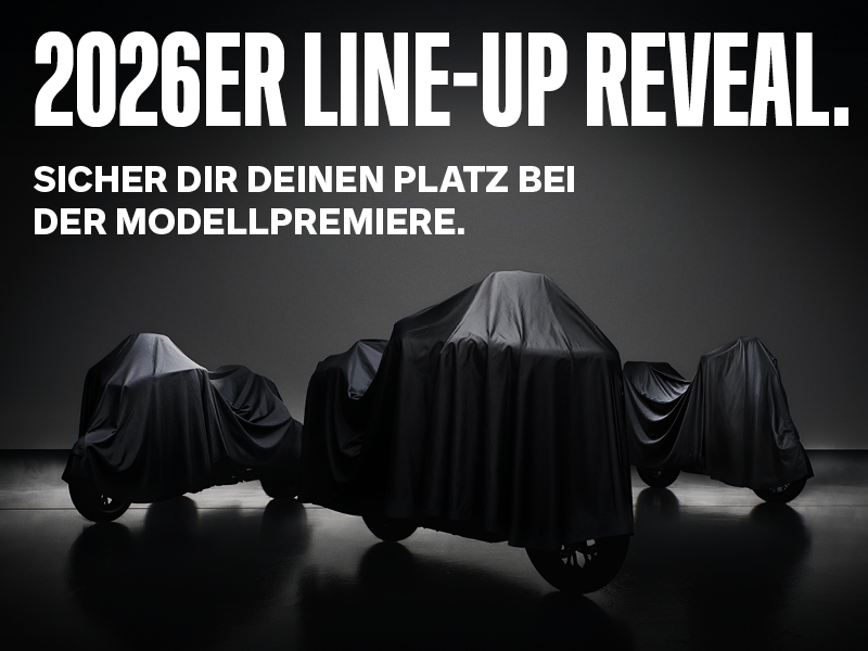 "2026er LineUp Reveal" und "sicher dir deinen Platz bei der Modellpremiere" steht auf dunklem Hintergrund und darunter sind drei abgedeckte Motorräder