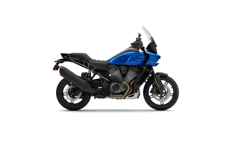 Die Pan America™ 1250 Special in glänzendem Schwarz und Blau, seitlich betrachtet, mit robustem Design und sportlichen Reifen.