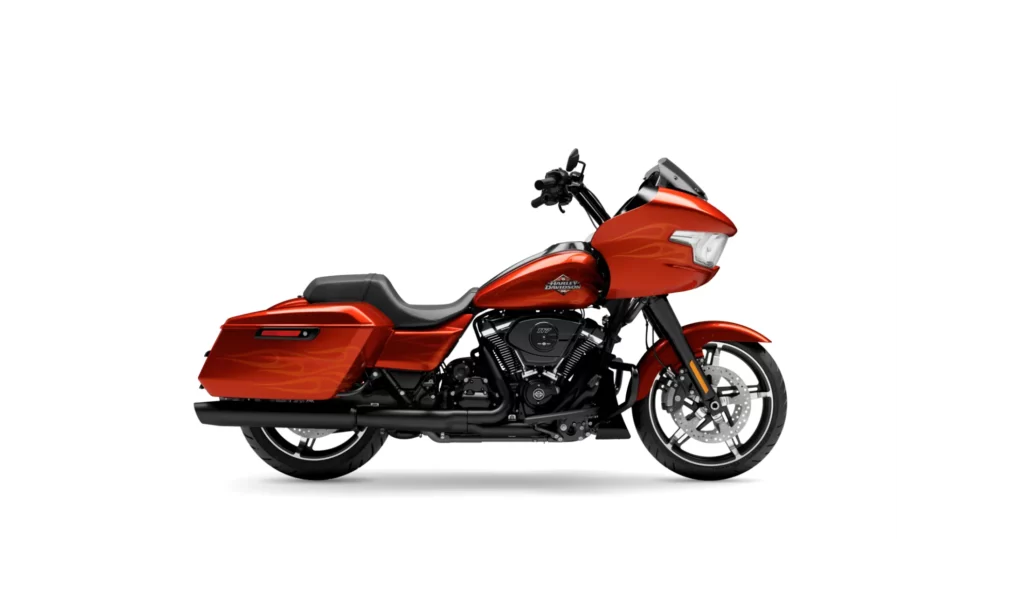 Die Harley-Davidson Road Glide 2025 in der auffälligen Farbvariante Whiskey Firestorm mit schwarzem Finish.