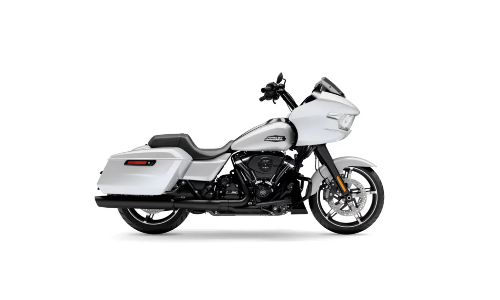 Die Harley-Davidson Road Glide 2025 in der Farbe White Onyx Pearl mit schwarzem Lack und sportlichem Design.