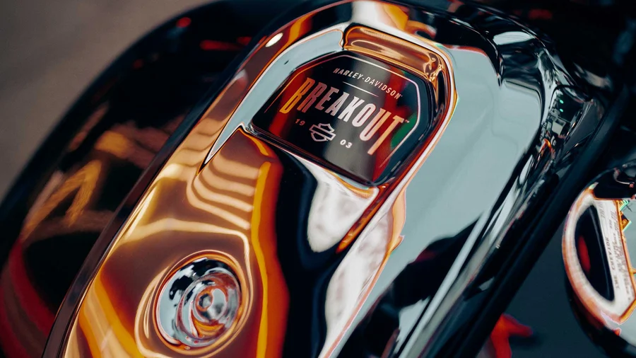 Detailaufnahme des Tankdeckels einer Harley-Davidson Breakout mit glänzender Oberfläche und markantem Logo.