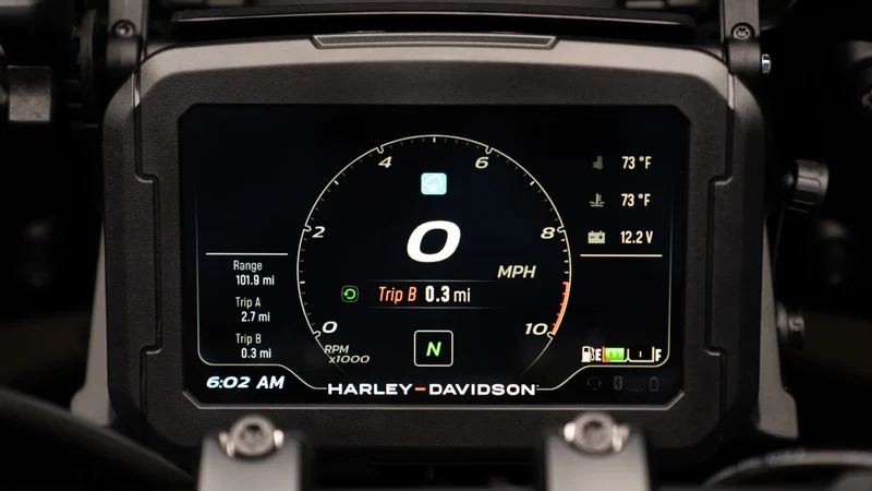 Das Bild zeigt das digitale Display eines Harley-Davidson Motorrads mit aktuellen Fahrdaten wie Geschwindigkeit, Reichweite und Temperatur.