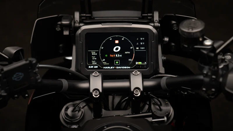 Das Bild zeigt ein modernes Motorradinstrumenten-Panel mit digitalen Anzeigen für Geschwindigkeit, Trip-Informationen und andere Fahrzeugdaten.