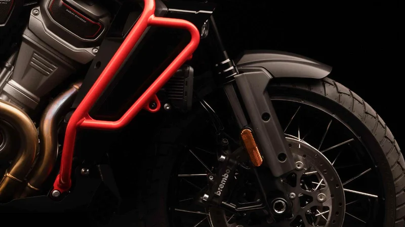 Detailaufnahme des vorderen Radbereichs eines Harley-Davidson Motorrads mit schwarzem Rahmen und roten Akzenten.