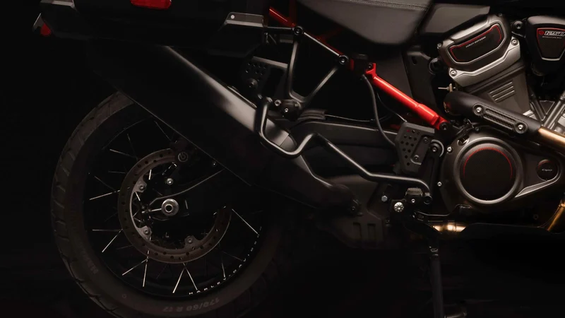 Detailaufnahme eines Harley-Davidson Motorrads, die den Motor und das Hinterrad zeigt.