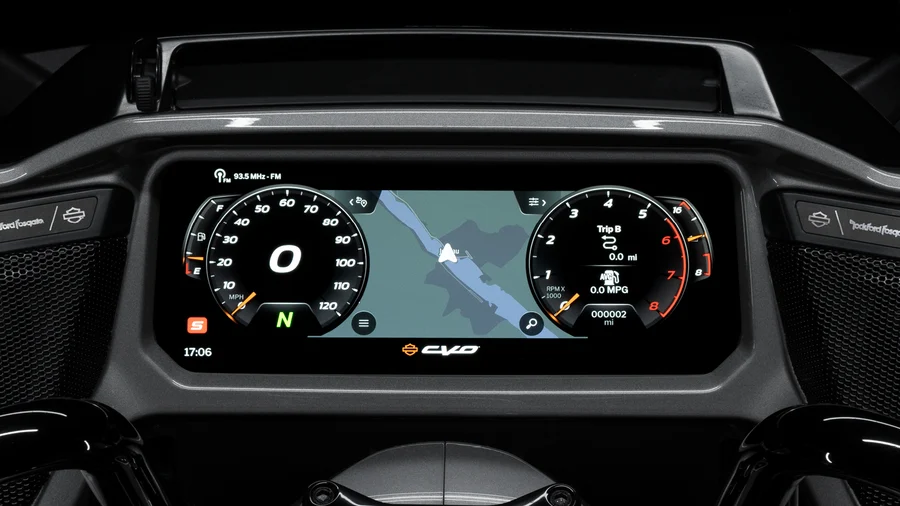 Das Bild zeigt das digitale Cockpit eines Harley-Davidson Motorrads mit Tachometer, Geschwindigkeitsanzeige und Navigationsansicht.