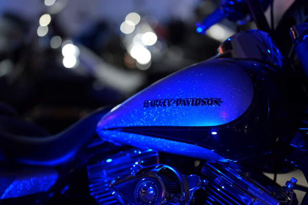 Nahaufnahme eines Motorrads der Marke Harley-Davidson bei Party-Beleuchtung