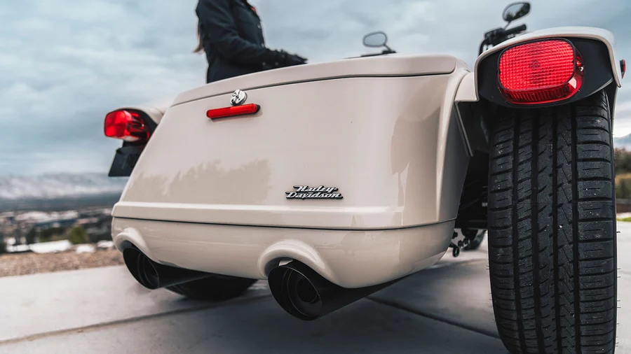 Detailaufnahme des hinteren Teils eines Harley-Davidson Freewheeler mit Auspuff und Rücklicht.